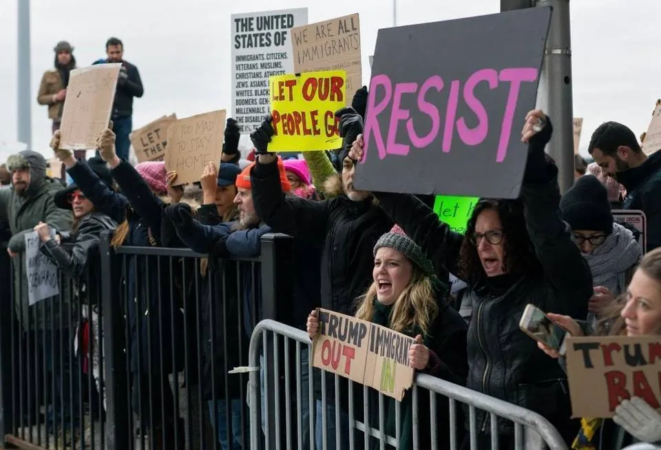 Biểu tình tại sân bay John F. Kennedy (New York, Mỹ) phản đối sắc lệnh cấm người 7 nước Hồi giáo vào Mỹ, ngày 28-1. Ảnh: MIAMI HERALD