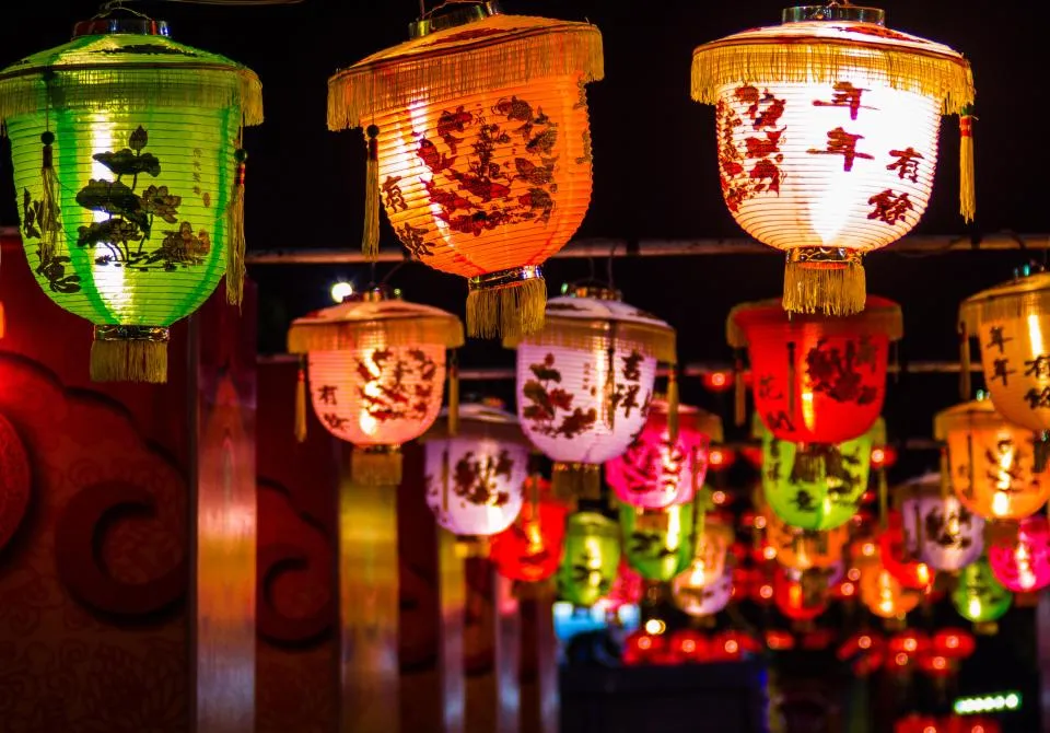 Đốt pháo đêm giao thừa ở một góc phố của TP Liên Vân Cảng, tỉnh Giang Tô, Trung Quốc. Ảnh: REUTERS