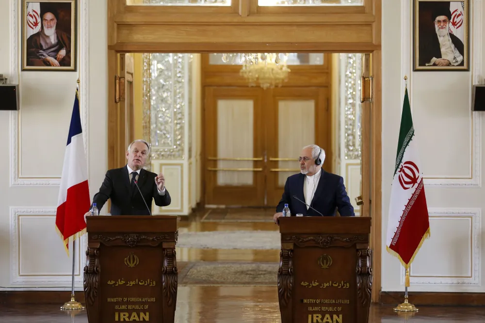 Ngoại trưởng Iran Mohammad Javad Zarif (phải) và Ngoại trưởng Pháp Jean-Marc Ayrault họp báo chung tại Tehran (Iran) ngày 31-1. Ảnh: GETTY IMAGES