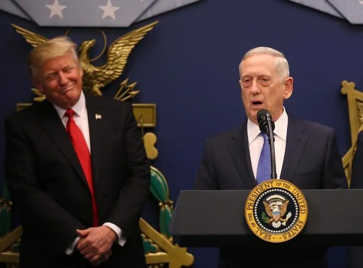 Bộ trưởng Quốc phòng Mỹ James Mattis (phải) và Tổng thống Mỹ Donald Trump lúc Tướng Mattis tuyên thệ nhậm chức tại Washington ngày 17-1. Ảnh: REUTERS