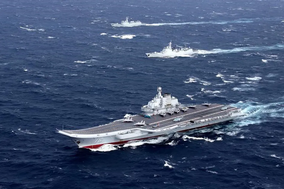 Tàu sân bay Liêu Ninh của Trung Quốc tham gia diễn tập trên biển Đông hồi cuối tháng 12-2016. Ảnh: REUTERS.
