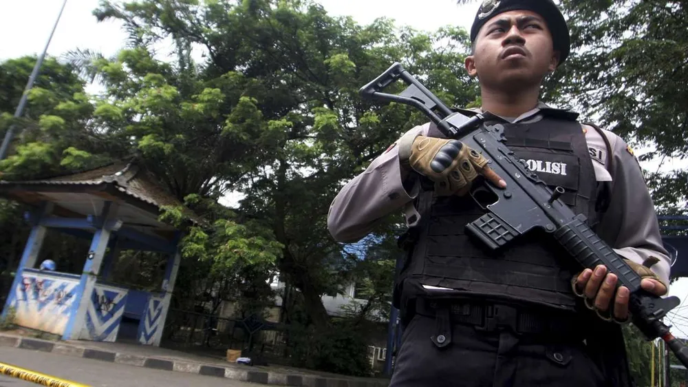 Cảnh sát Indonesia canh gác hiện trường một nghi can IS tấn công cảnh sát ở Tangerang (tỉnh Banten, Indonesia). Ảnh: REUTERS