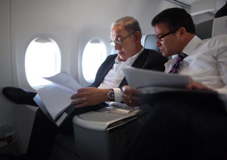 Thủ tướng Israel Benjamin Netanyahu (trái) và Giám đốc cơ quan tình báo đối ngoại Israel Mossad Yossi Cohen. Ảnh: NEWSWEEK