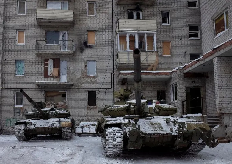 Xe tăng ở thị trấn Avdiyivka, vùng Donbass (đông Ukraine) ngày 2-2. Ảnh: REUTERS