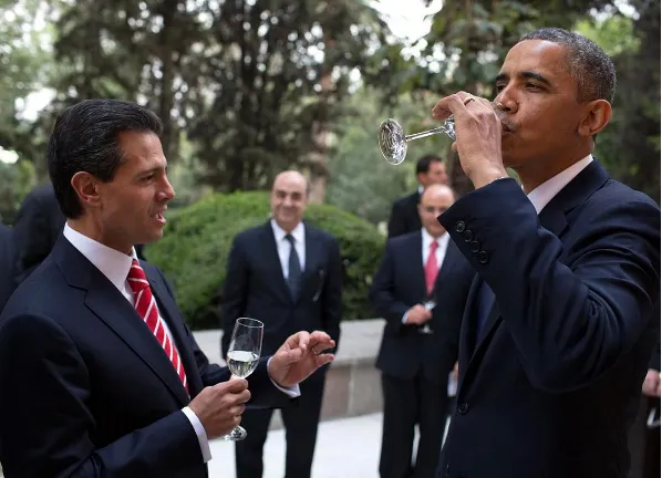 Tổng thống Obama cùng chạm cốc vui vẻ với Tổng thống Mexico Enrique Peña Nieto năm 2013. Ảnh: PETE SOUZA