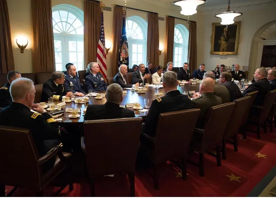 Nội các Obama họp trong rất nhiều đèn sáng. Ảnh: PETE SOUZA