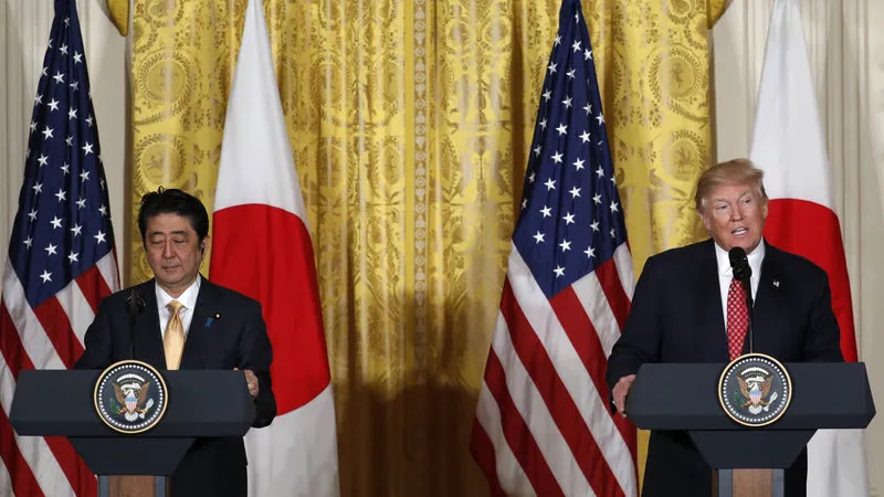 Tổng thống Trump (phải) và Thủ tướng Abe họp báo tại thủ đô Washington (Mỹ) ngày 10-2. Ảnh: AP