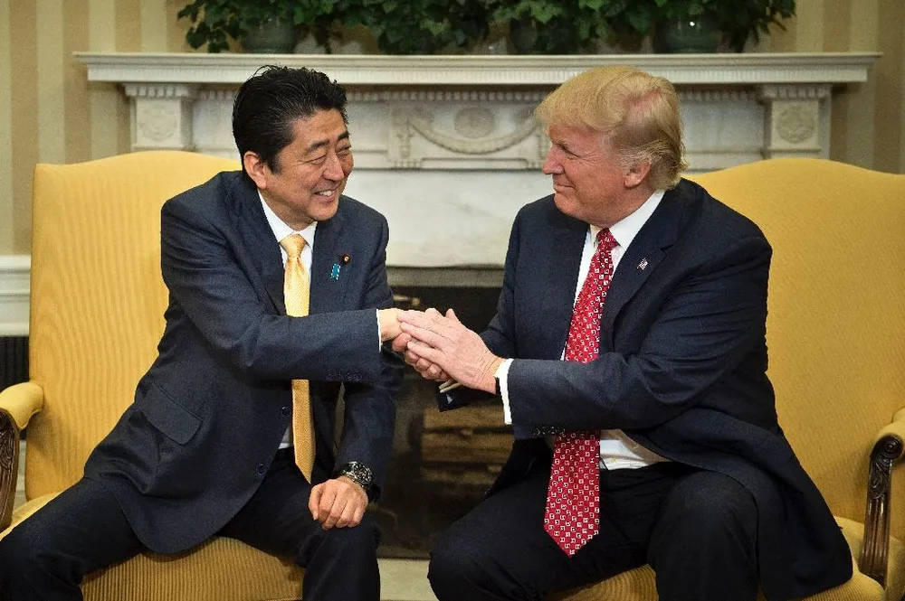 Tổng thống Mỹ Trump (phải) tiếp Thủ tướng Nhật Abe tại Nhà Trắng ngày 10-2. Ảnh: AFP