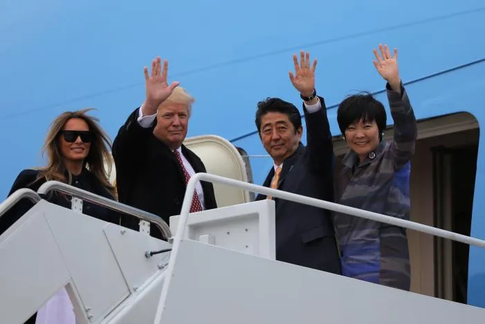 Vợ chồng Tổng thống Mỹ Trump (trái) và vợ chồng Thủ tướng Nhật Abe trên chiếc Không lực Một bay về khu nghỉ mát Mar-a-Lago (Florida, Mỹ) ngày 10-2. Ảnh: REUTERS