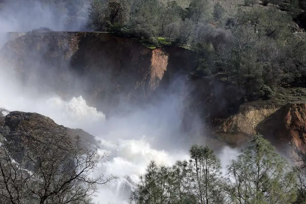 Nước xả từ đập tràn Oroville. Ảnh: SFCHRONICLE