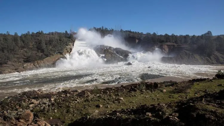 Đập Oroville có nguy cơ lớn bị vỡ. Ảnh: SFCHRONICLE