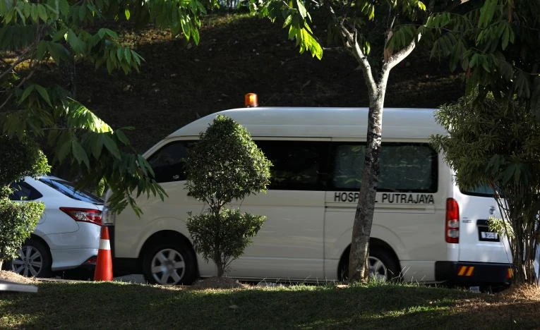 Xe chở thi thể ông Kim Jong-nam từ bệnh viện Putrajaya sang bệnh viện Đa khoa Kuala Lumpur ngày 15-2. Ảnh: REUTERS