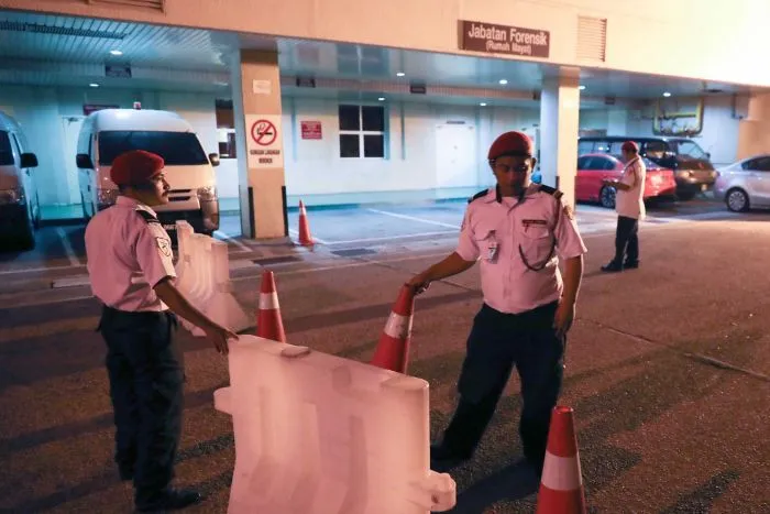Cảnh sát canh gác bệnh viện Putrajatal (Malaysia) nơi ông Kim Jong-nam được đưa vào nhưng đã chết. Ảnh: AP