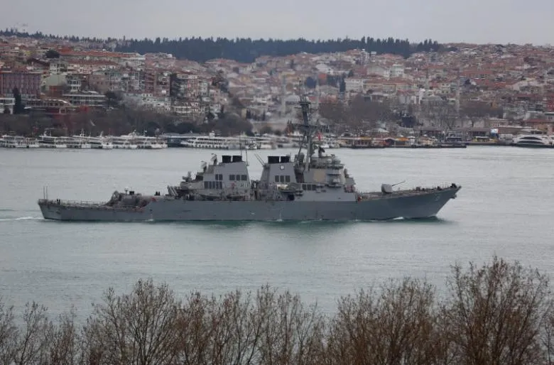 Tàu khu trục trang bị tên lửa dẫn đường USS Porter trên eo biển Bosphorus, trên đường đến Thổ Nhĩ Kỳ, ngày 11-2. Ảnh: REUTERS