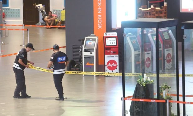 Cảnh sát phong tỏa địa điểm ông Kim Jong-nam bị sát hại ở sân bay Kuala Lumpur ngày 17-2 để tái hiện lại vụ án. Ảnh: EPA