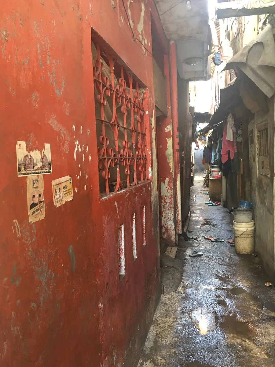 Ngôi nhà màu đỏ là nơi nữ nghi can Siti Aisyah từng sống, ở Tambora, tây Jakarta (Indonesia). Ảnh: TWITTER