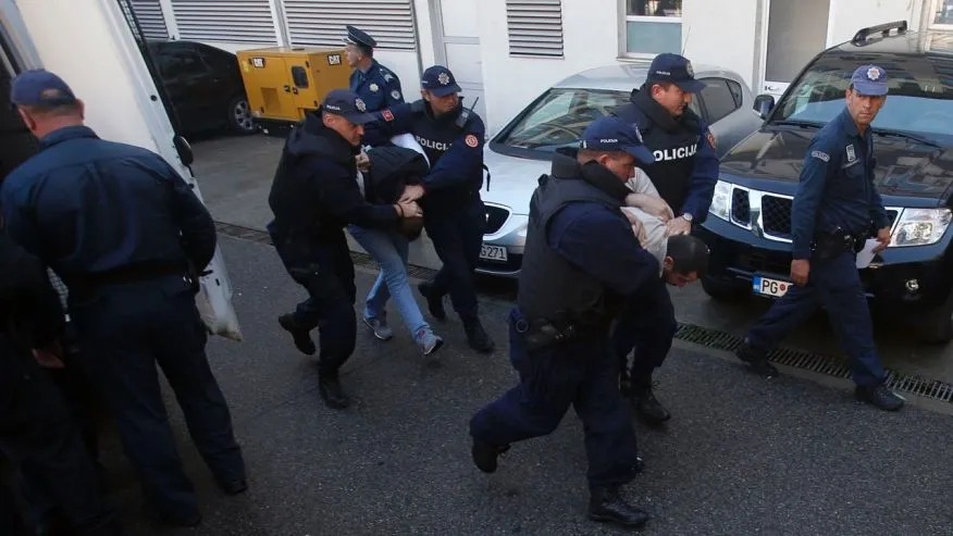 Nga bác cáo buộc âm mưu đảo chính Montenegro ảnh 1 Cảnh sát Montenegro bắt nghi can âm mưu đảo chính tại thủ đô Podgorica (Montenegro) ngày 16-10-2016. Ảnh: AP