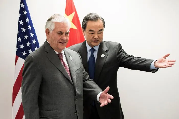Ngoại trưởng Mỹ Rex Tillerson (trái) gặp Bộ trưởng Ngoại giao Trung Quốc Vương Nghị tại Đức ngày 17-2. Ảnh: REUTERS
