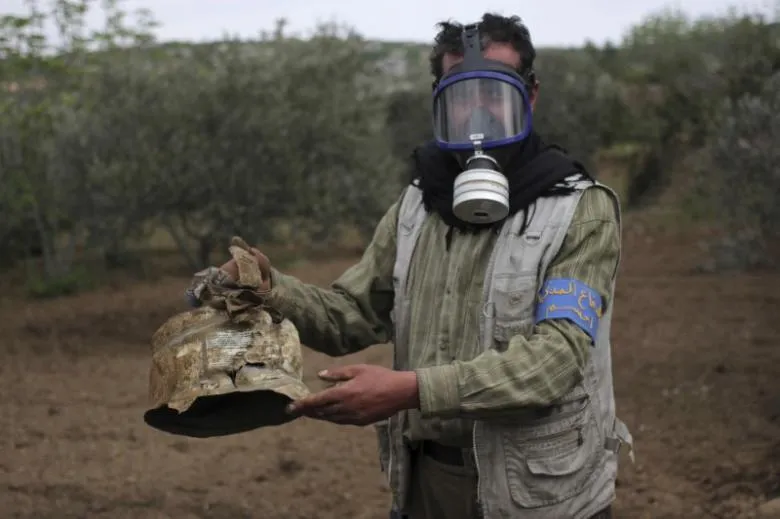 Một nhân viên cứu hộ thuộc tổ chức Bảo vệ Công dân tại làng Ibleen thuộc tỉnh Idlib (Syria) sau một cuộc tấn công bằng khí chlorine ngày 3-5-2015. Ảnh: REUTERS