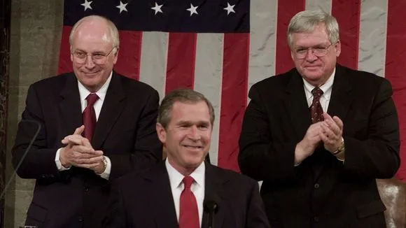 Tổng thống George W. Bush phát biểu lần đầu trước Quốc hội ngày 27-2-2001, phía sau là Phó Tổng thống Cheney và Chủ tịch Hạ viện Dennis Hastert. Ảnh: AP