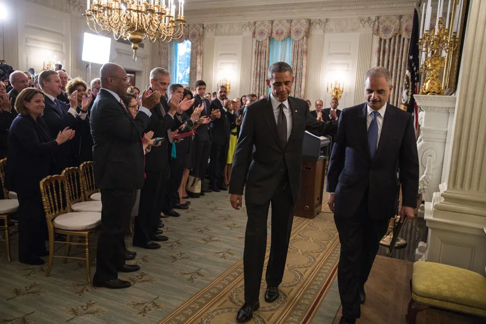 Cựu Tổng thống Obama (giữa) và cựu Bộ trưởng Tư pháp Eric Holder (phải). Bức ảnh ông Holder đưa trên trang TWITTER của mình vào ngày 20-1 cùng dòng chữ “Làm tốt lắm, ngài Tổng thống. Xin cám ơn”.