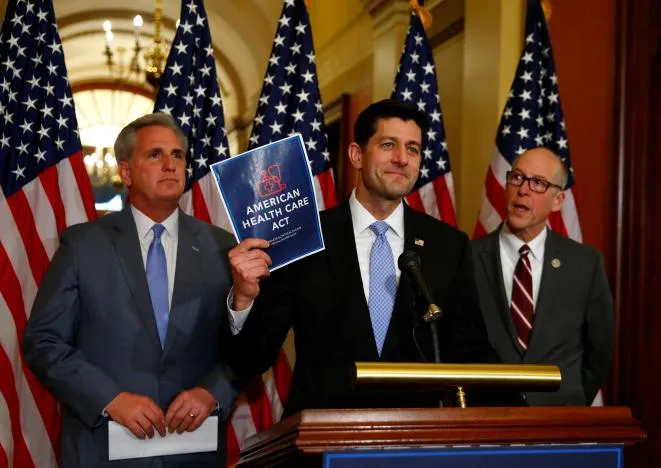 (Từ trái sang): Lãnh đạo phe đa số Cộng hòa tại Hạ viện Kevin McCarthy, Chủ tịch Hạ viện Paul Ryan, nghị sĩ Gerg Walden họp báo về dự luật bảo hiểm y tế mới tại Washington (Mỹ) ngày 7-3. Ảnh: REUTERS