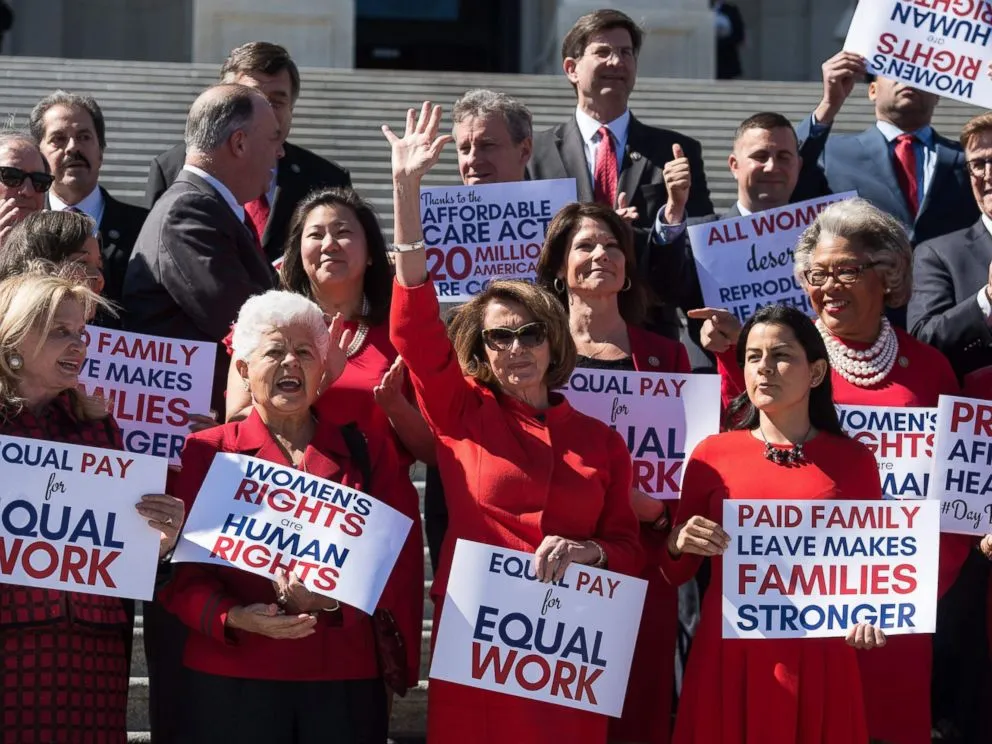 Lãnh đạo phe thiểu số Dân chủ tại Hạ viện Nancy Pelosi và các nữ nghị sĩ Dân chủ họp báo vì quyền phụ nữ ở thủ đô Washington (Mỹ) ngày 8-3. Ảnh: AFP