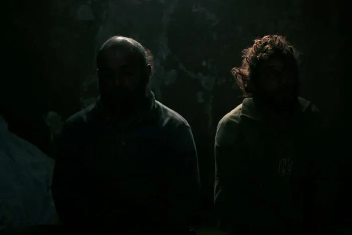 Tù nhân được cho là phần tử IS bị bắt tại phía bắc Raqqa (Syria). Ảnh: REUTERS