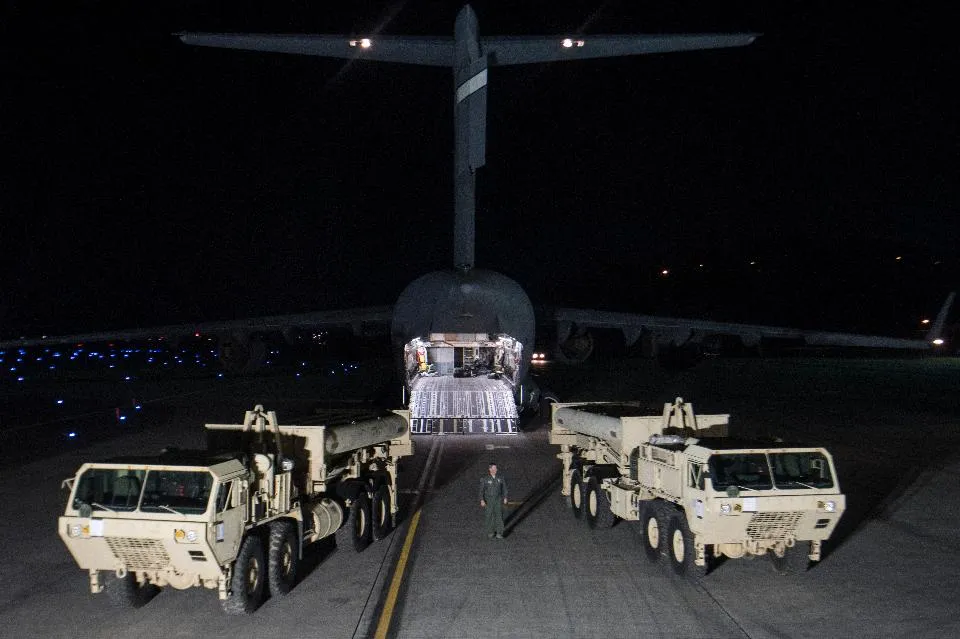 Các bộ phận đầu tiên của hệ thống THAAD đã được đưa tới căn cứ không quân Osan ở TP Pyeongtaek, tỉnh Gyeonggi (Hàn Quốc) tối 6-3. Ảnh: GETTY IMAGES