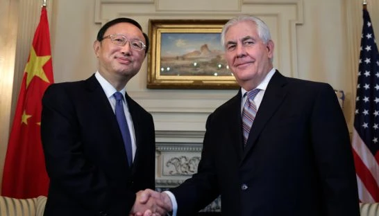 Ngoại trưởng Mỹ Rex Tillerson (phải) tiếp Ủy viên Quốc vụ viện Trung Quốc Dương Khiết Trì tại Bộ Ngoại giao Mỹ tháng trước. Ảnh: AFP