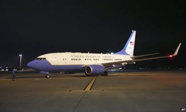 Chiếc Boeing 737 chở Ngoại trưởng Rex Tillerson công du châu Á đủ khả năng chở nhiều phóng viên, tại sân bay quốc tế Haneda ở Tokyo (Nhật) tối 15-3. Ảnh: AP