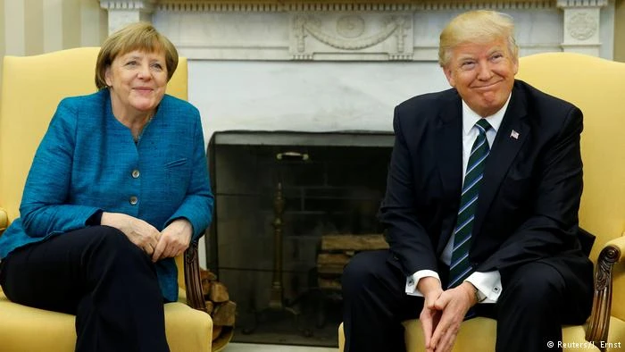 Tổng thống Mỹ Donald Trump (phải) tiếp Thủ tướng Đức Angela Merkel tại phòng Bầu dục ở Nhà Trắng (Mỹ) ngày 17-3. Ảnh: DW