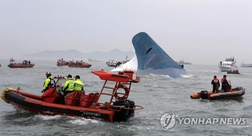 Cứu hộ nạn nhân khi phà Sewol chìm ngày 16-4-2014. Ảnh: YONHAP