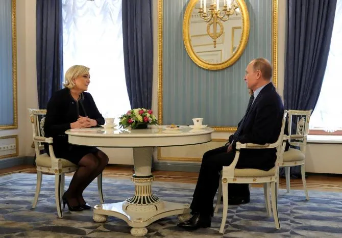 Ứng viên tổng thống cực hữu Pháp Marine Le Pen (trái) hội kiến Tổng thống Nga Vladimir Putin tại Moscow (Nga) ngày 24-3. Ảnh: REUTERS