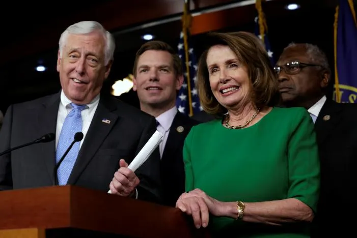 Lãnh đạo phe thiểu số Dân chủ Nancy Pelosi (phải) và các thành viên Dân chủ họp báo trong phấn khởi sau khi dự luật bảo hiểm y tế thay thế Obamacare bị Hạ viện hủy bỏ phiếu, ngày 24-3. Ảnh: REUTERS