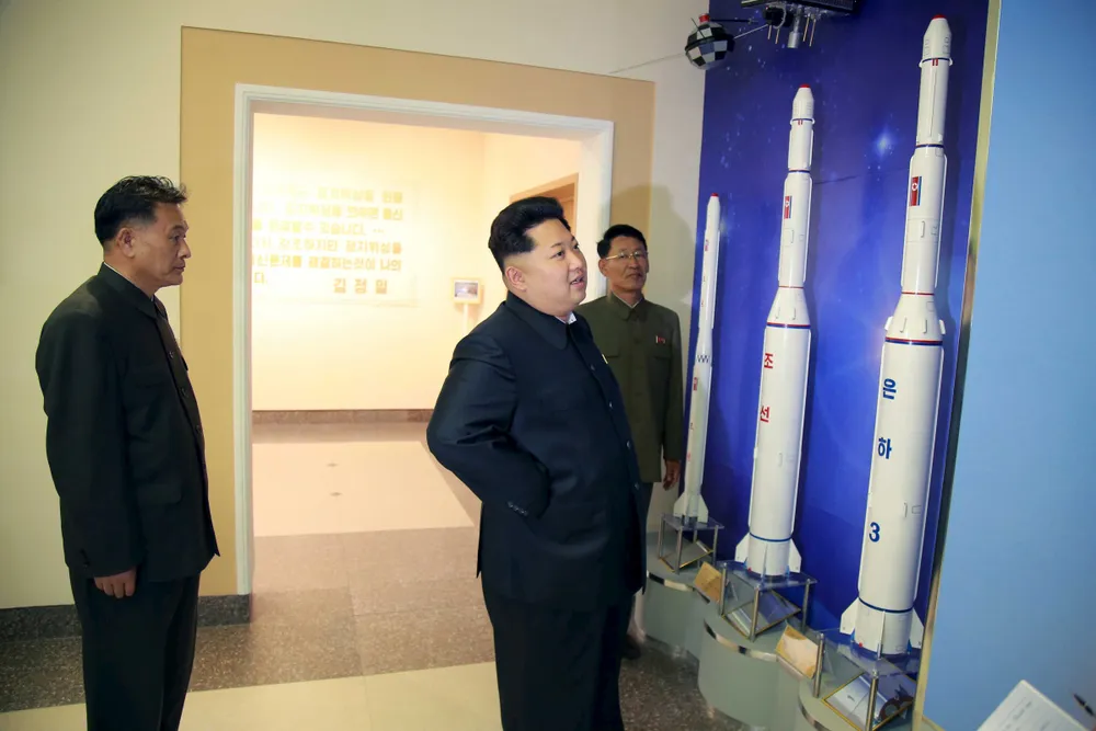 Lãnh đạo Triều Tiên Kim Jong-un (phải) thị sát Trung tâm Chỉ huy và Kiểm soát Phát triển Không gian vệ tinh quốc gia. Ảnh: KCNA công bố ngày 3-5-2015.