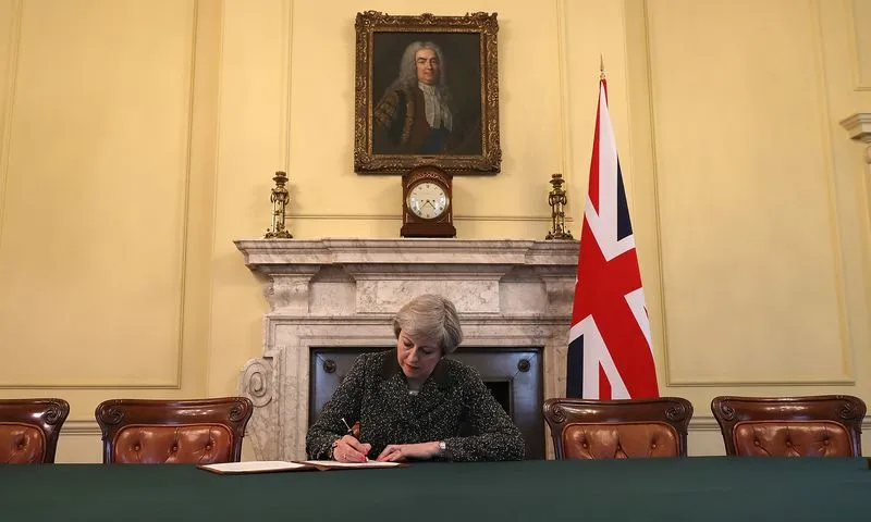 Thủ tướng Anh Theresa May ký bức thư thông báo kích hoạt Brexit gửi đến Chủ tịch EU Donald Tusk, ngày 28-3 tại London. Ảnh: GETTY IMAGES
