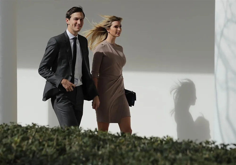 Vợ chồng Ivanka Trump và Jared Kuskner tại khuôn viên Nhà Trắng sau khi tham gia cuộc gặp giữa Tổng thống Donald Trump và Thủ tướng Nhật Shinzo Abe ngày 10-2. Ảnh: GETTY IMAGES