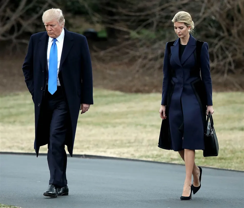Cha con Donald và Ivanka Trump tại Nhà Trắng ngày 1-2. Ảnh: GETTY IMAGES