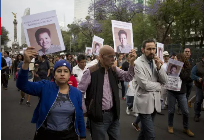 Biểu tình ở thủ đô Mexico City ngày 2-4 đòi công bằng cho nữ nhà báo Velducea. Ảnh: AP