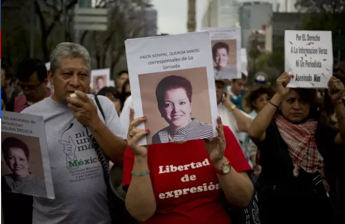 Dân Mexico mang hình nữ nhà báo Velducea và biểu ngữ “Sự không trừng phạt giết chết tự do ngôn luận” biểu tình ở thủ đô Mexico City ngày 2-4. Ảnh: AP