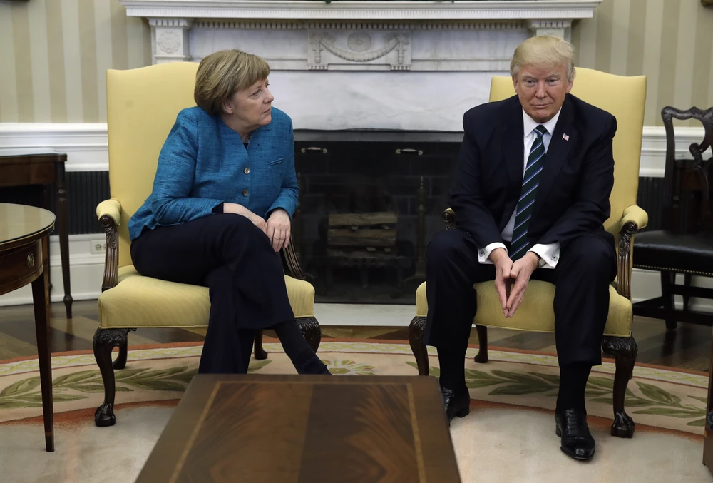 Thủ tướng Merkel (trái) chủ động đề nghị bắt tay nhưng Tổng thống Trump làm lơ. Ảnh: GT