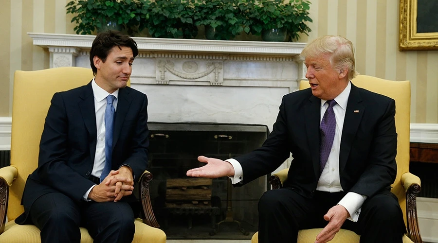 Thủ tướng Trudeau ngần ngại trước bàn tay mở rộng của Tổng thống Trump. Ảnh: GT