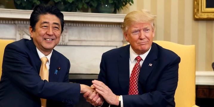 Cái bắt tay kéo dài 19 giây của Tổng thống Trump (phải) với Thủ tướng Abe khiến mạng xã hội dậy sóng. Ảnh: GETTY IMAGES