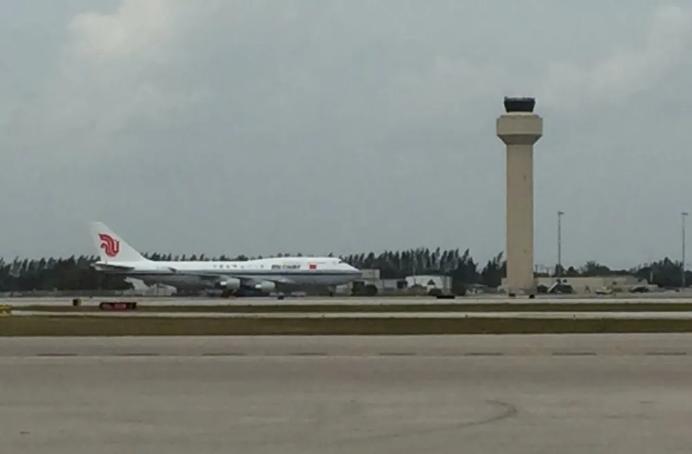 Chiếc Boeing 747-400 chở Chủ tịch Tập từ Trung Quốc sang Mỹ đậu ở sân bay quốc tế Palm Beach (Florida) ngày 6-4. Ảnh: TWITTER