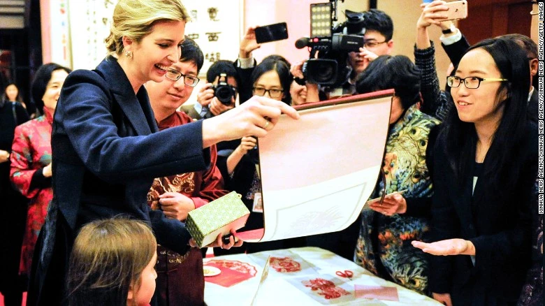 Cô Ivanka (trái) đến đại sứ quán Trung Quốc chúc mừng năm mới con Gà đầu tháng 2. Ảnh: CNN