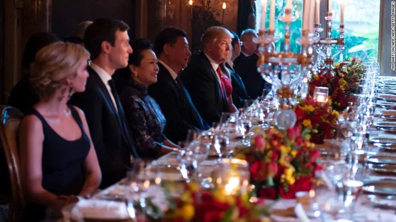 Tổng thống Trump và Chủ tịch Tập (giữa) cùng ăn tối tại khu nghỉ mát Mar-a-Lago tối 6-4. Ảnh:AP