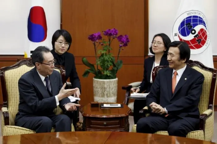 Đặc phái viên hạt nhân Vũ Đại Vĩ (trái) và Ngoại trưởng Hàn Quốc Yoon Byung-se tại Hàn Quốc ngày 29-2-3016. Ảnh: REUTERS