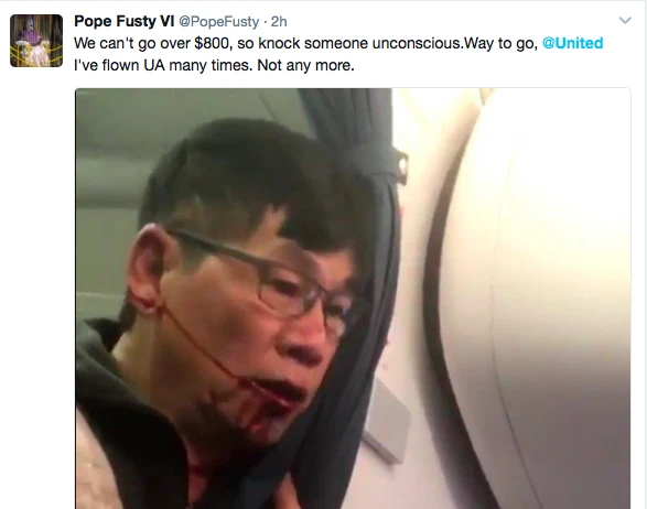 Dân Trung Quốc đòi tẩy chay hãng máy bay kéo lê khách ảnh 2 Ảnh cắt từ video. Nguồn: YOUTUBE