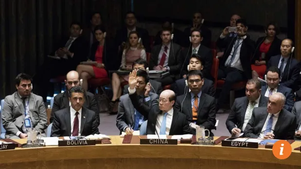 Đại sứ Trung Quốc tại LHQ Lưu Kết Nhất trong một phiên bỏ phiếu tại HĐBA LHQ. Ảnh: REUTERS